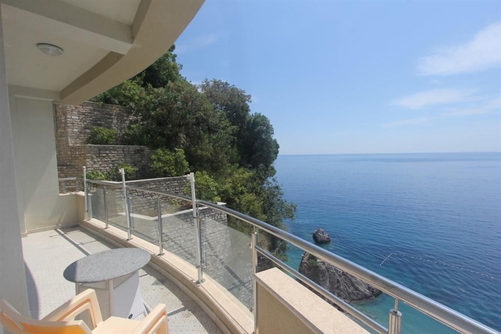 na-prodej-nezarizeny-apartman-50-m-od-more-rafailovici-cerna-hora