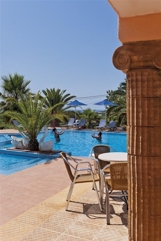 hotel-s-restauraci-a-otevrenym-vyhledem-na-more-kreta-recko