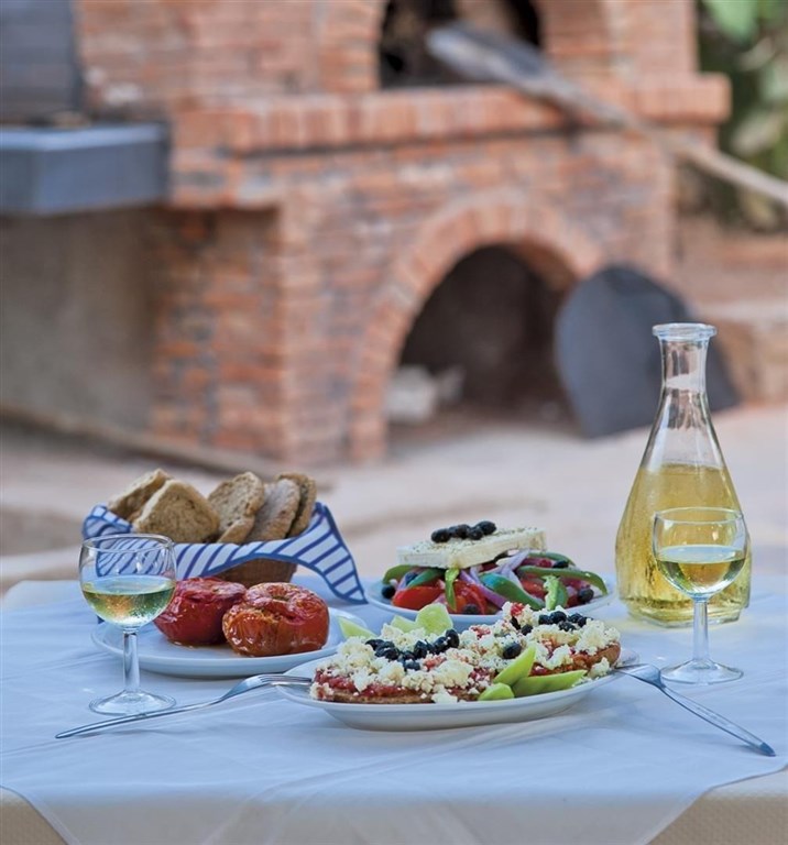 hotel-s-restauraci-a-otevrenym-vyhledem-na-more-kreta-recko