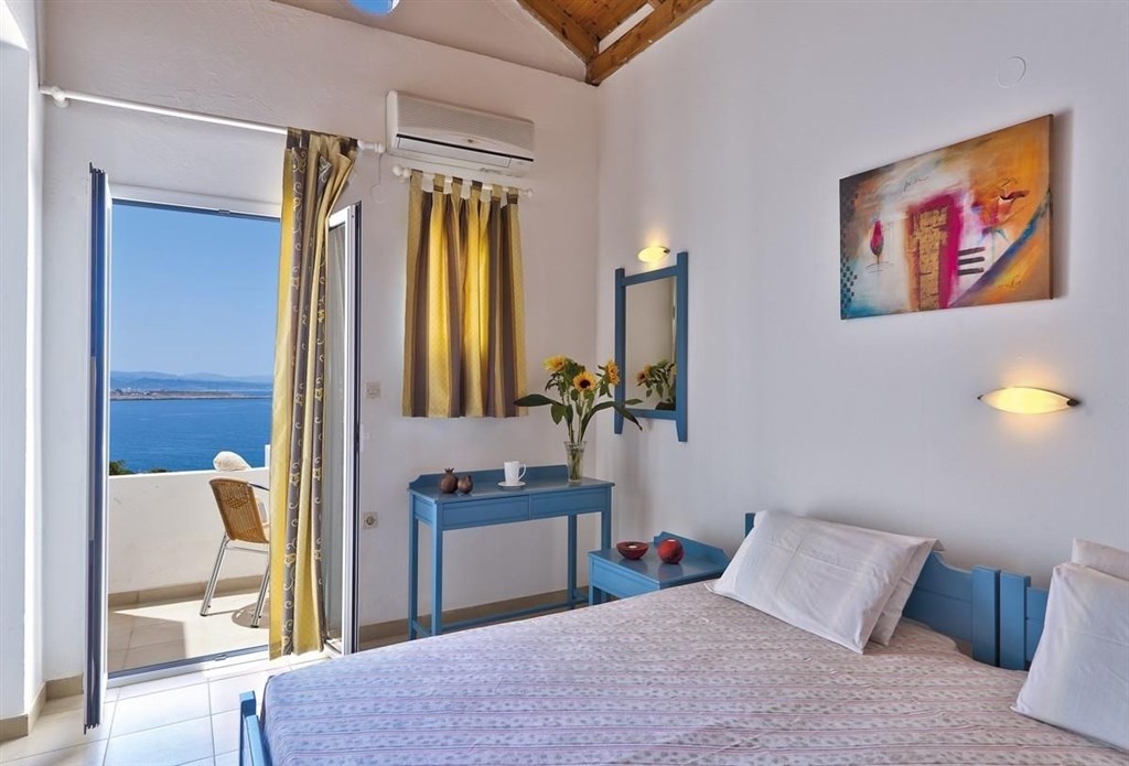 hotel-s-restauraci-a-otevrenym-vyhledem-na-more-kreta-recko