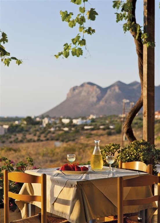 hotel-s-restauraci-a-otevrenym-vyhledem-na-more-kreta-recko