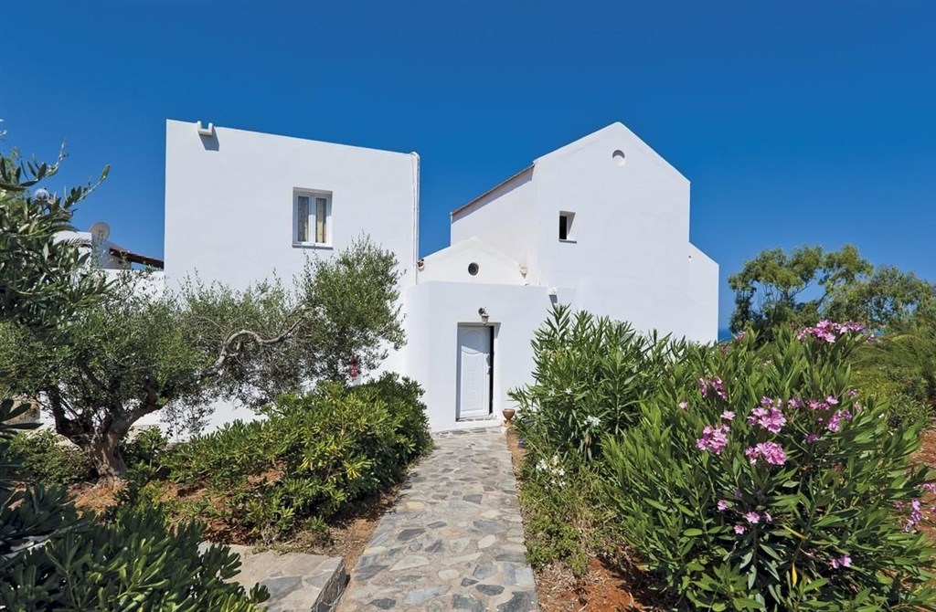 hotel-s-restauraci-a-otevrenym-vyhledem-na-more-kreta-recko
