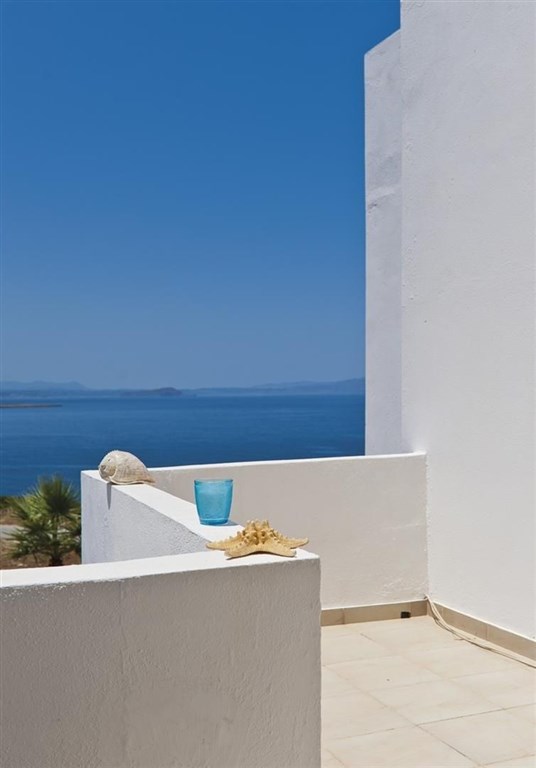 hotel-s-restauraci-a-otevrenym-vyhledem-na-more-kreta-recko