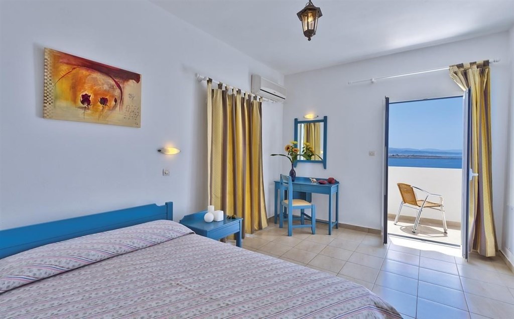 hotel-s-restauraci-a-otevrenym-vyhledem-na-more-kreta-recko