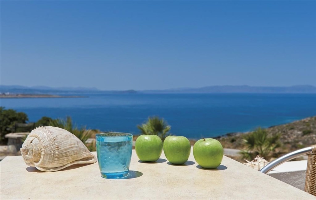 hotel-s-restauraci-a-otevrenym-vyhledem-na-more-kreta-recko