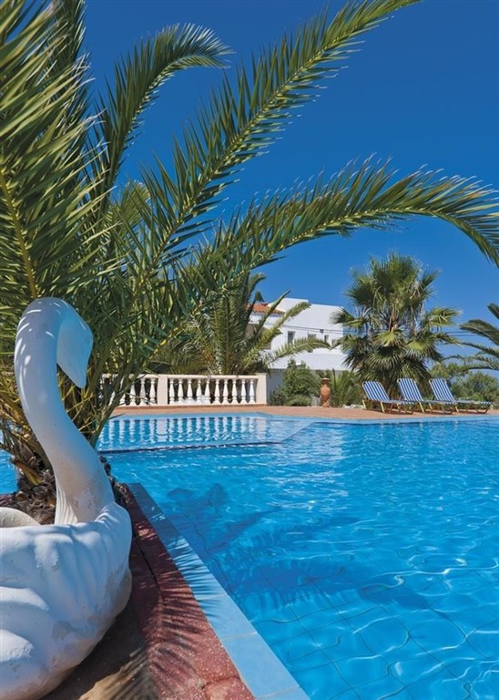 hotel-s-restauraci-a-otevrenym-vyhledem-na-more-kreta-recko
