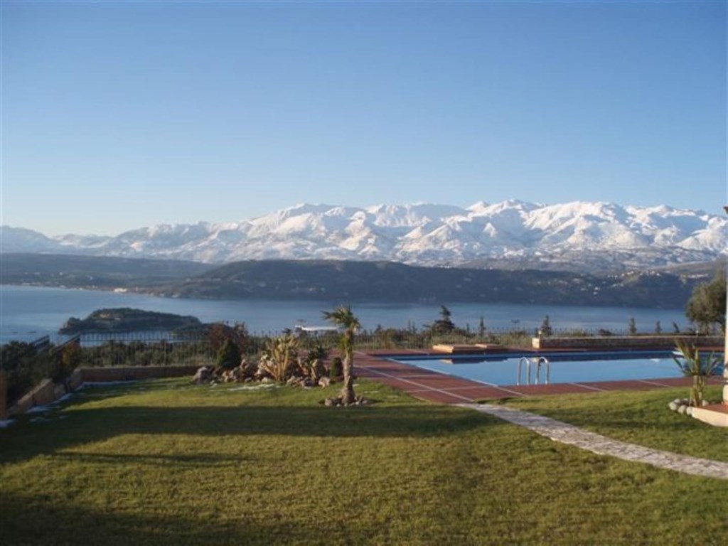 vila-s-dech-beroucimi-vyhledy-na-more-a-bile-hory-kreta-recko