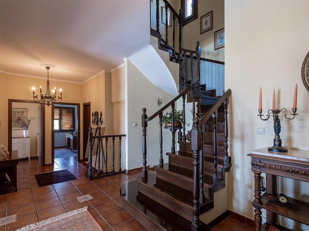 vila-s-dech-beroucimi-vyhledy-na-more-a-bile-hory-kreta-recko