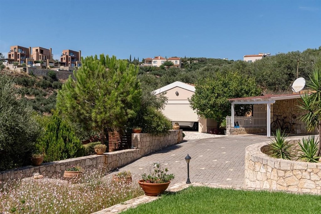 vila-s-dech-beroucimi-vyhledy-na-more-a-bile-hory-kreta-recko