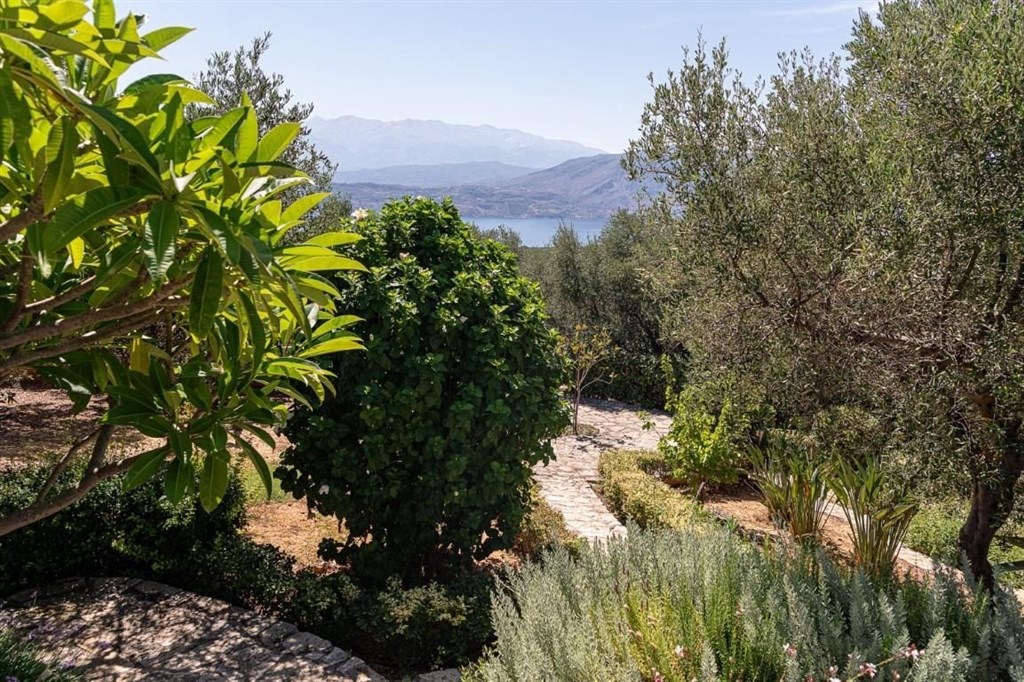 vila-s-dech-beroucimi-vyhledy-na-more-a-bile-hory-kreta-recko