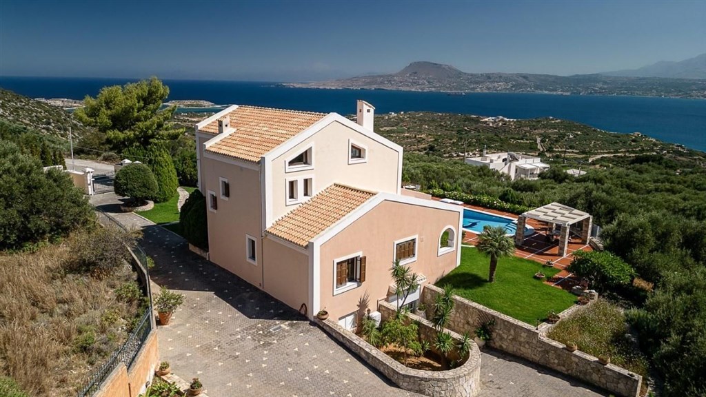 vila-s-dech-beroucimi-vyhledy-na-more-a-bile-hory-kreta-recko