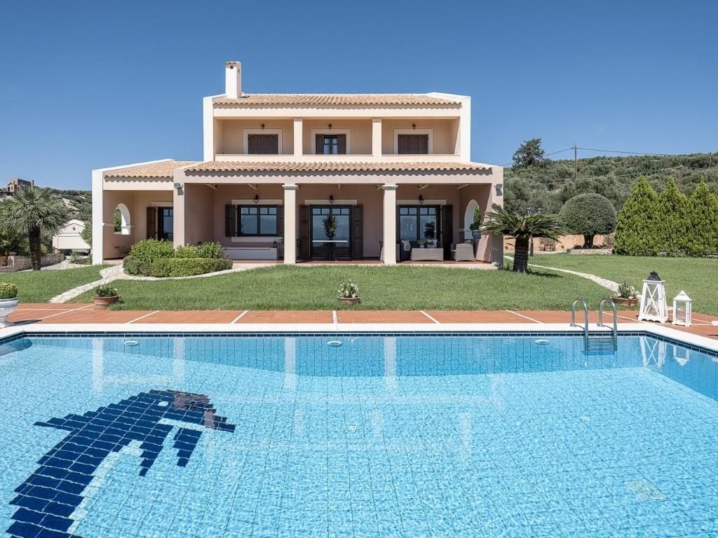 vila-s-dech-beroucimi-vyhledy-na-more-a-bile-hory-kreta-recko