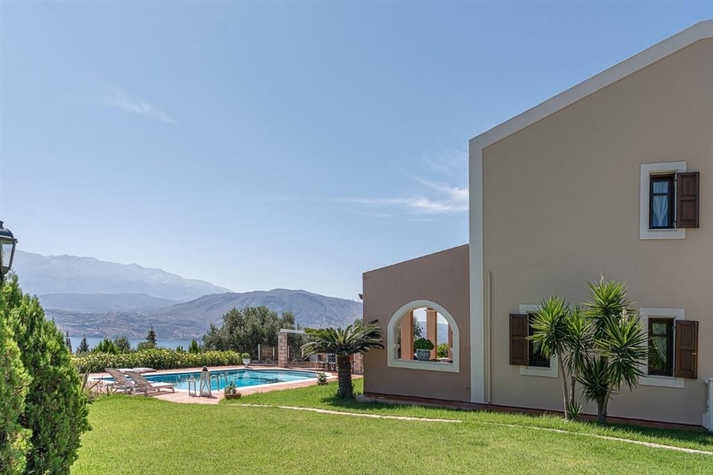 vila-s-dech-beroucimi-vyhledy-na-more-a-bile-hory-kreta-recko
