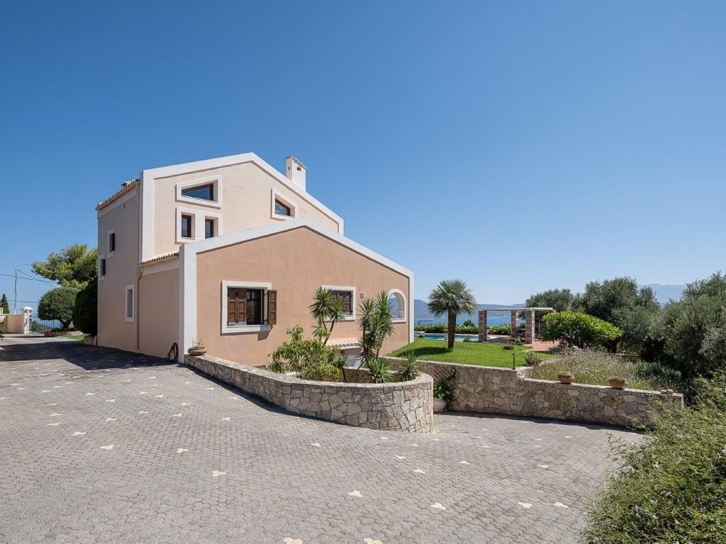 vila-s-dech-beroucimi-vyhledy-na-more-a-bile-hory-kreta-recko