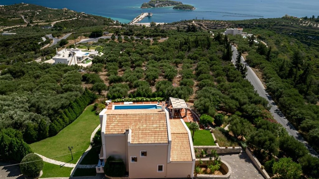 vila-s-dech-beroucimi-vyhledy-na-more-a-bile-hory-kreta-recko