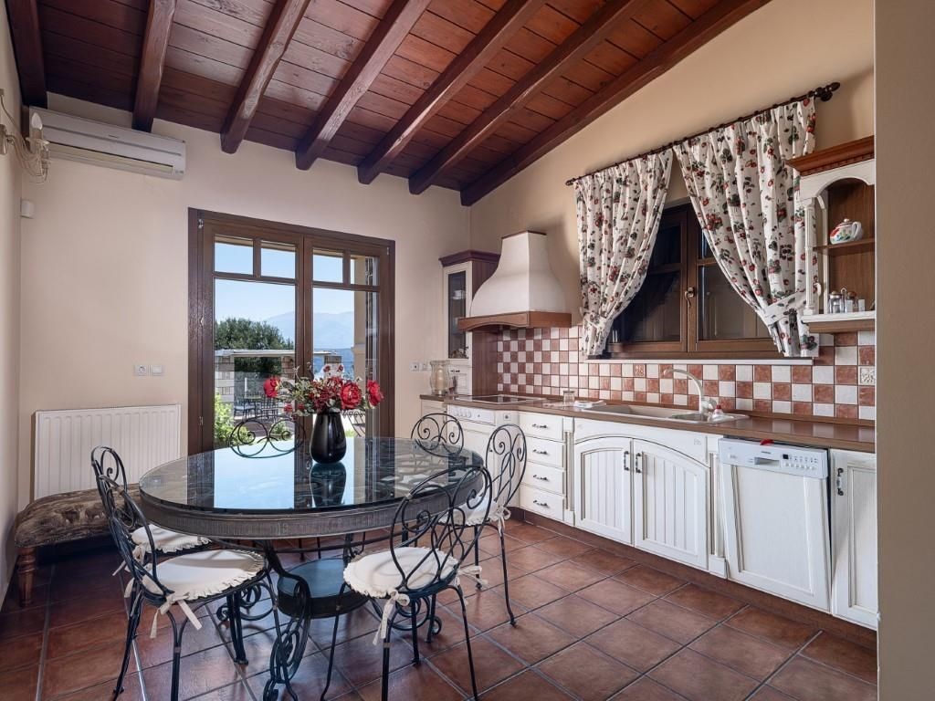 vila-s-dech-beroucimi-vyhledy-na-more-a-bile-hory-kreta-recko
