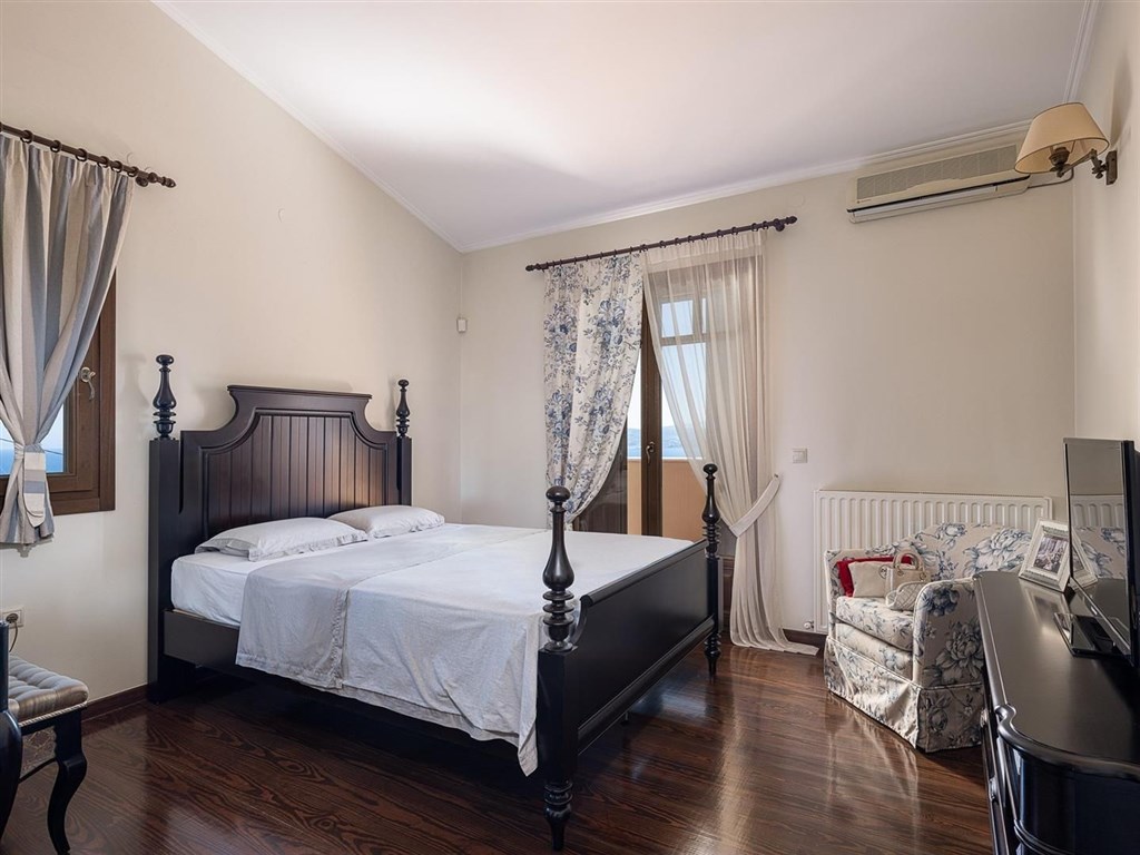 vila-s-dech-beroucimi-vyhledy-na-more-a-bile-hory-kreta-recko