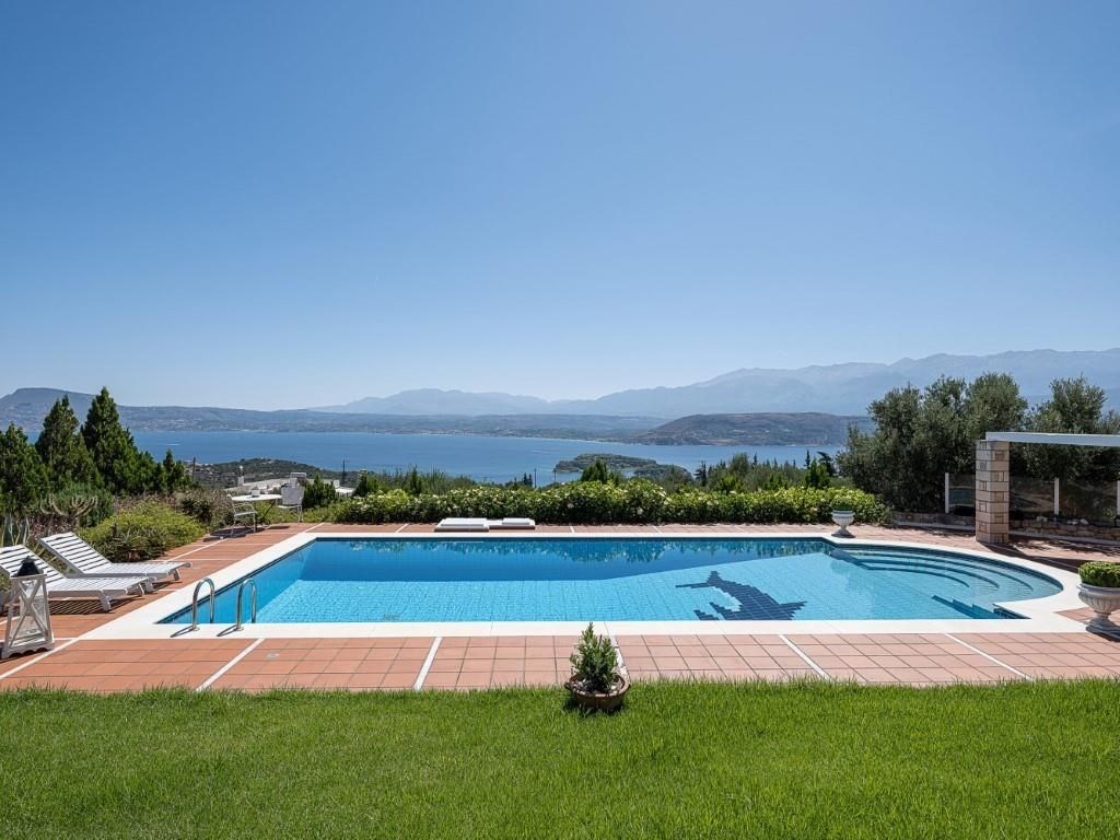 vila-s-dech-beroucimi-vyhledy-na-more-a-bile-hory-kreta-recko