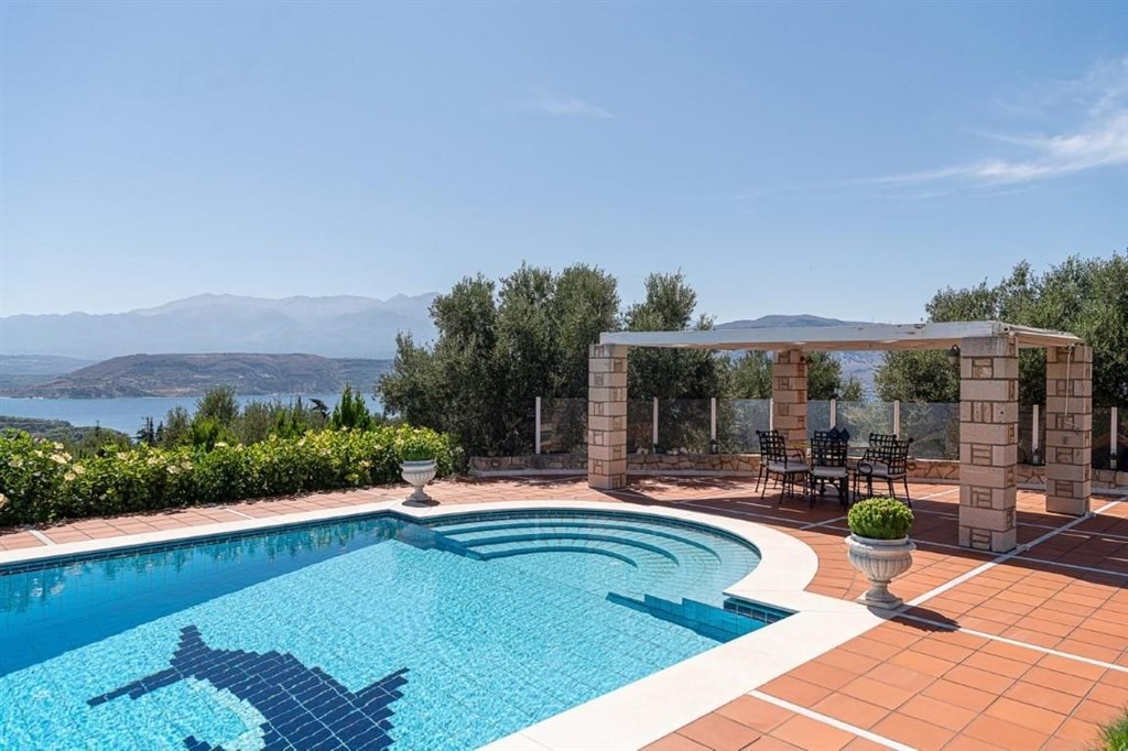 vila-s-dech-beroucimi-vyhledy-na-more-a-bile-hory-kreta-recko