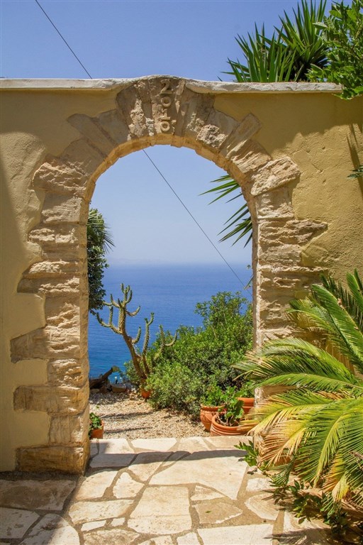 na-prodej-vila-s-bazenem-a-uchvatnym-vyhledem-na-more-kreta-recko