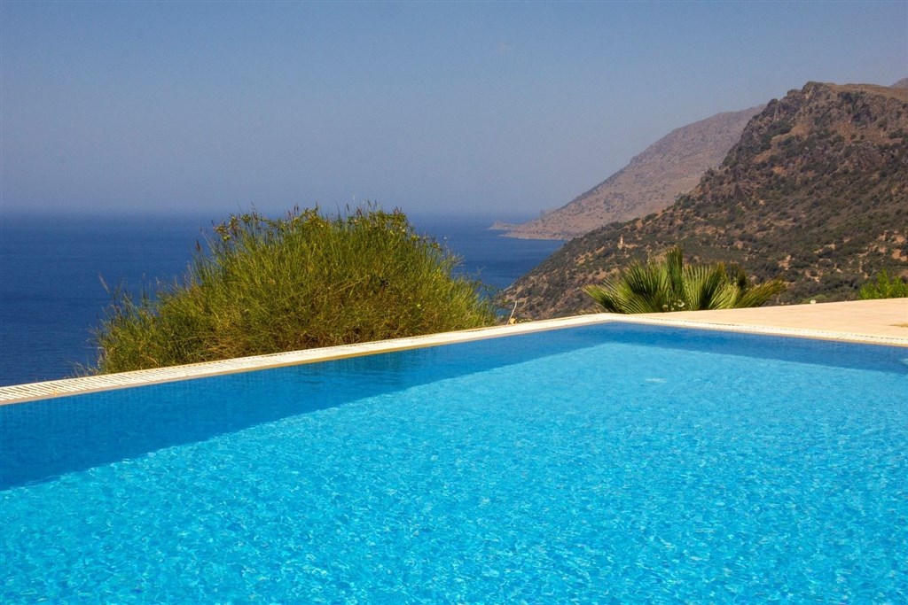 na-prodej-vila-s-bazenem-a-uchvatnym-vyhledem-na-more-kreta-recko