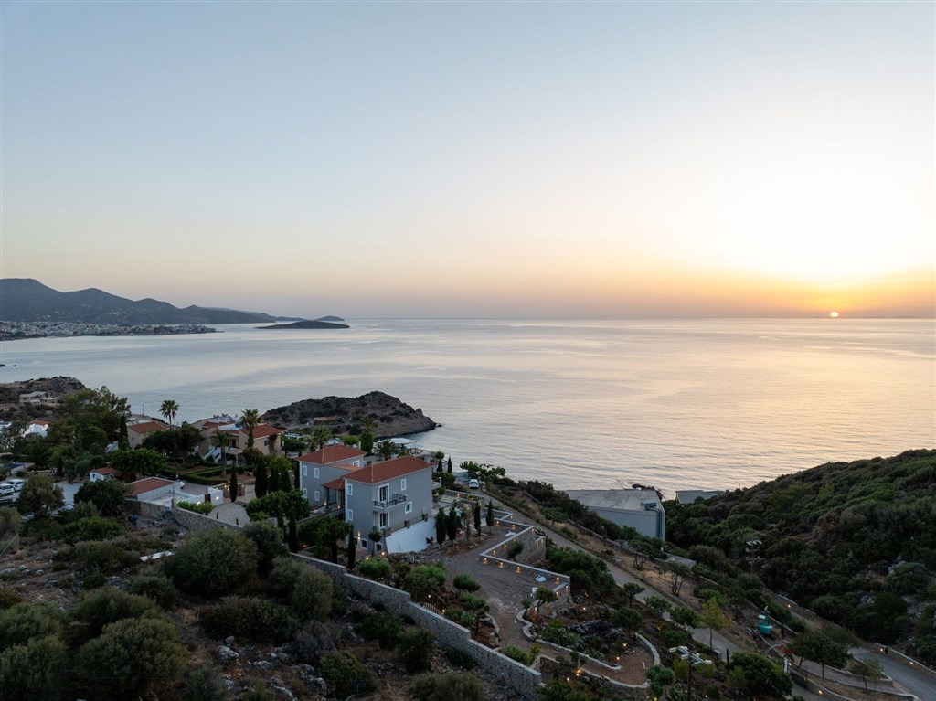 na-prodej-luxusni-designova-vila-s-vyhledem-na-more-kreta-recko