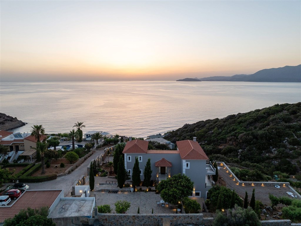 na-prodej-luxusni-designova-vila-s-vyhledem-na-more-kreta-recko