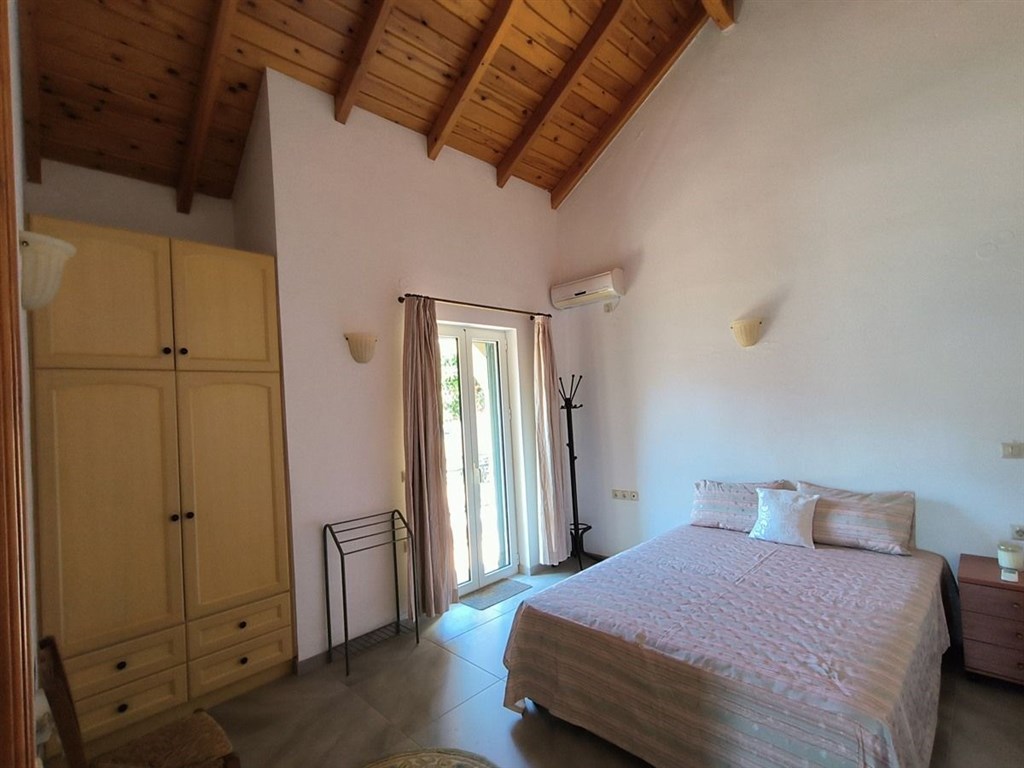 na-prodej-tradicni-vila-s-upravenou-zahradou-kreta-recko