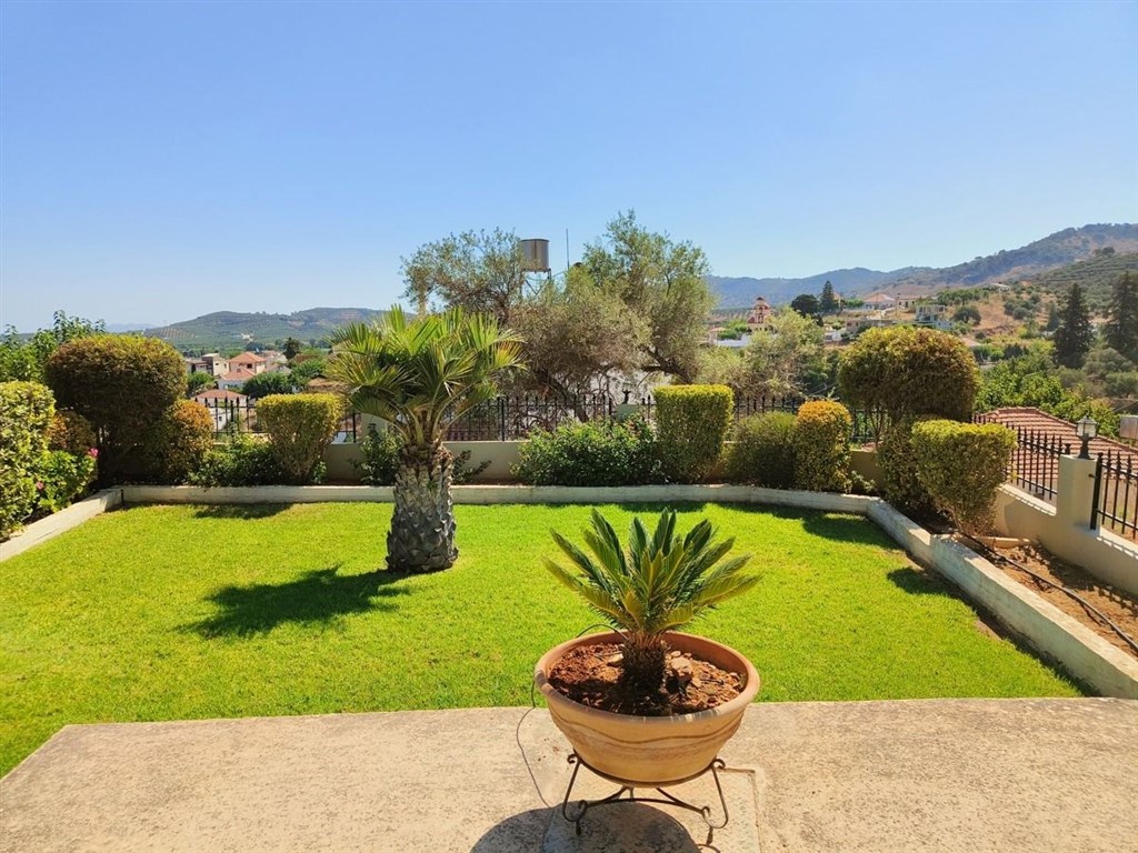 na-prodej-tradicni-vila-s-upravenou-zahradou-kreta-recko