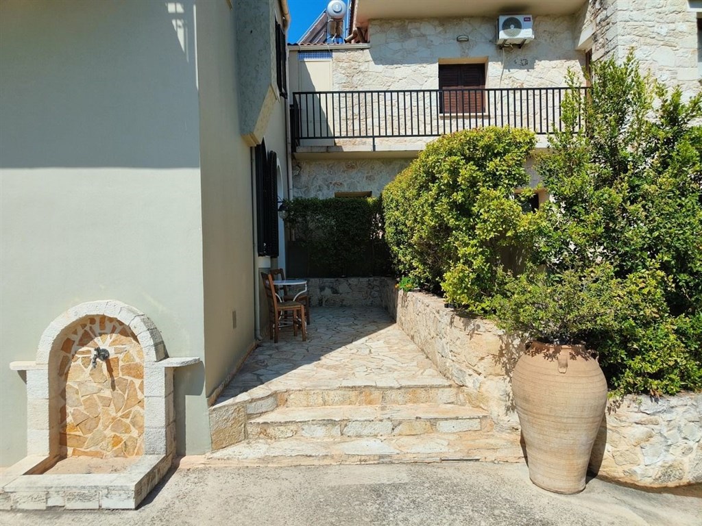 na-prodej-tradicni-vila-s-upravenou-zahradou-kreta-recko