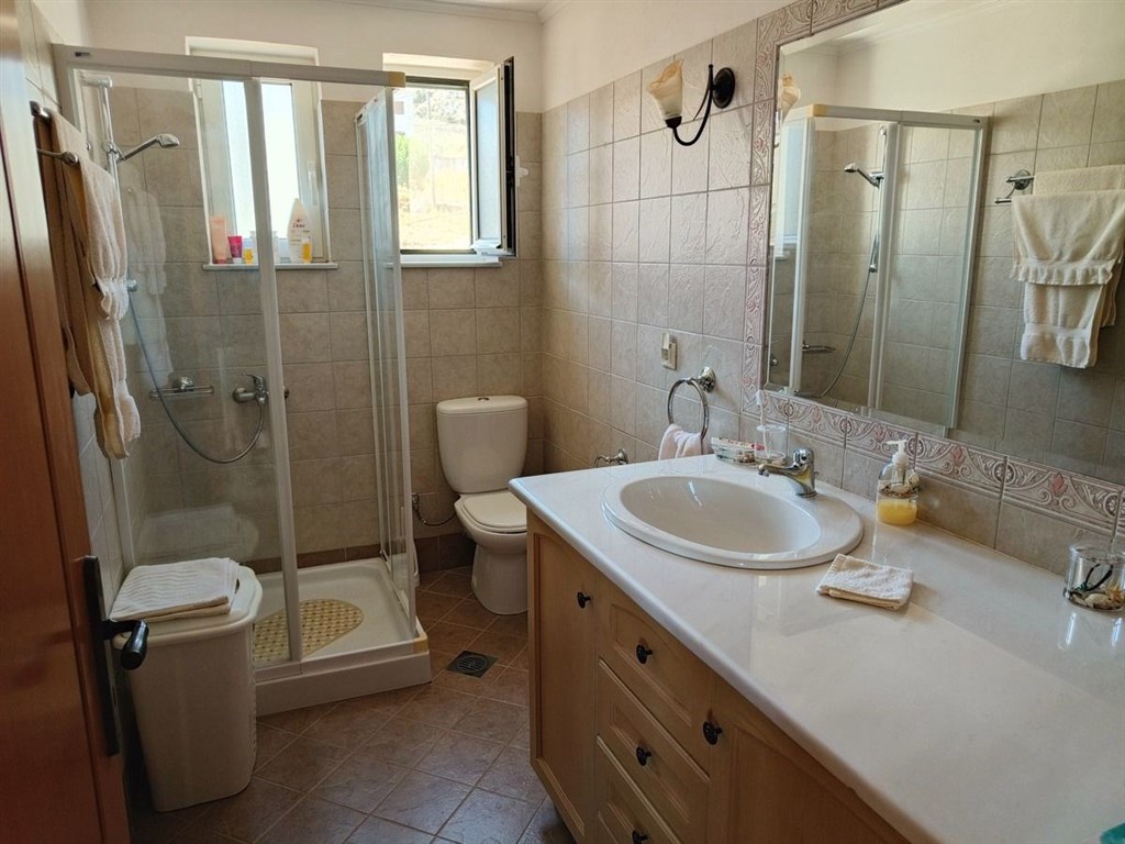 na-prodej-tradicni-vila-s-upravenou-zahradou-kreta-recko