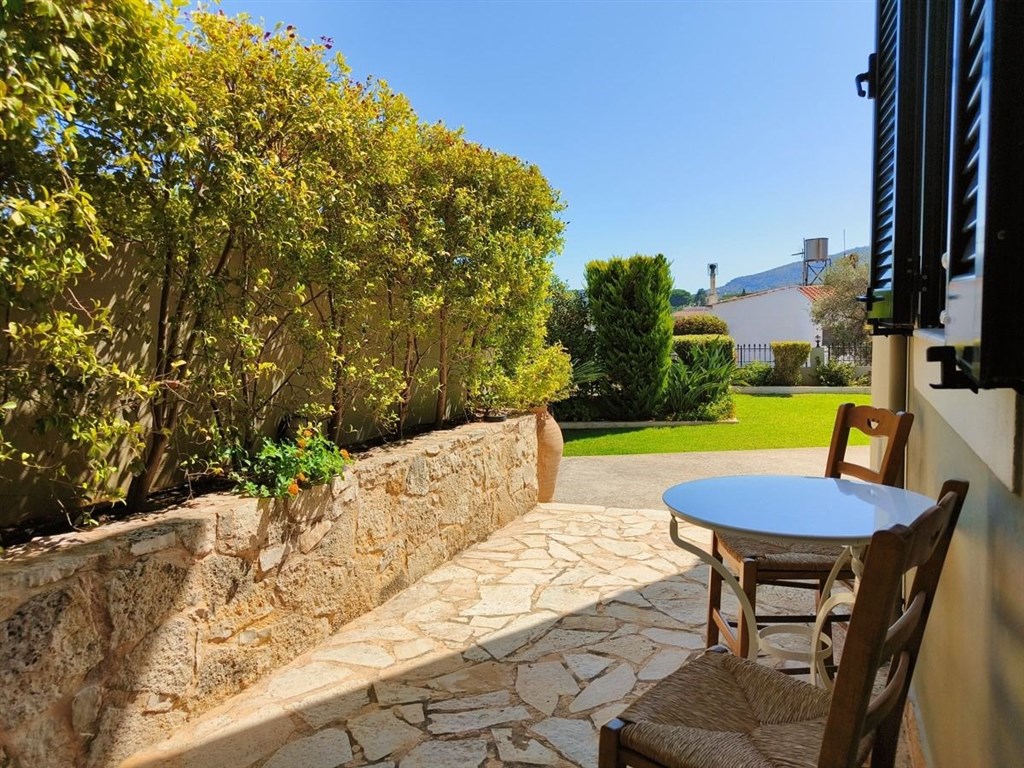 na-prodej-tradicni-vila-s-upravenou-zahradou-kreta-recko