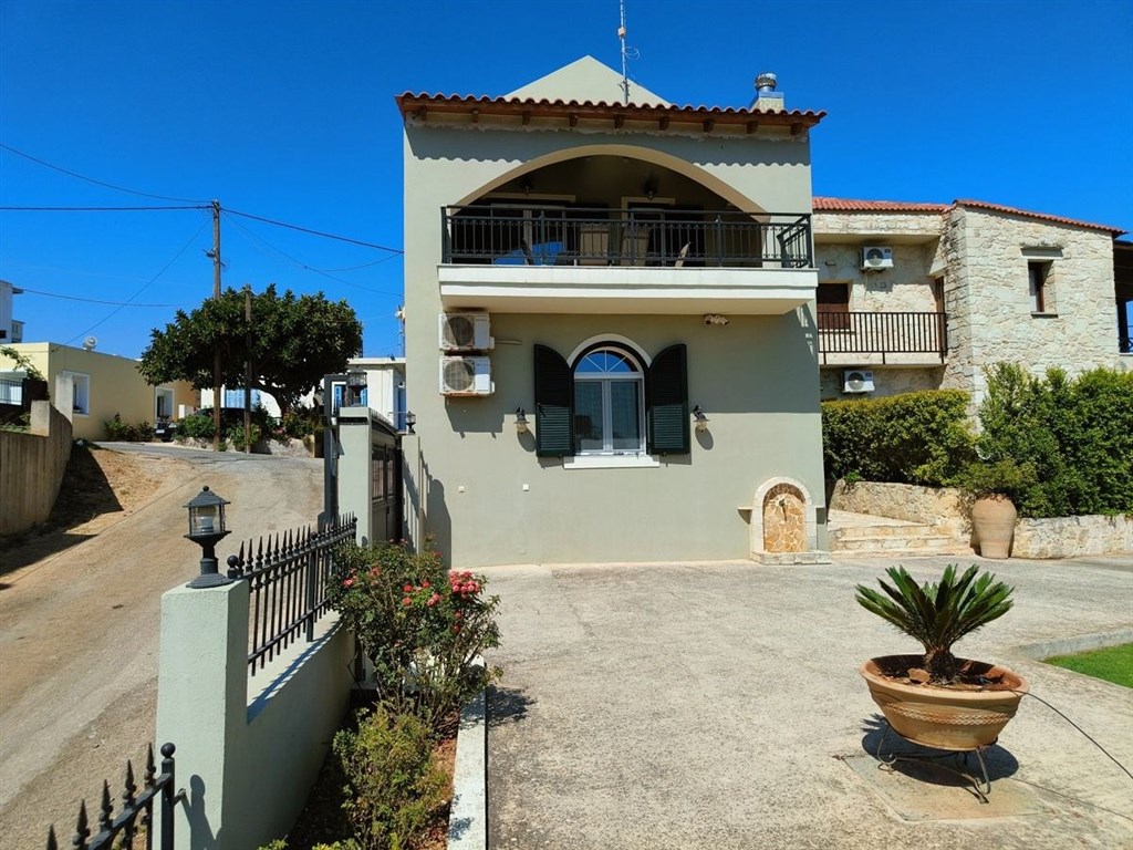 na-prodej-tradicni-vila-s-upravenou-zahradou-kreta-recko