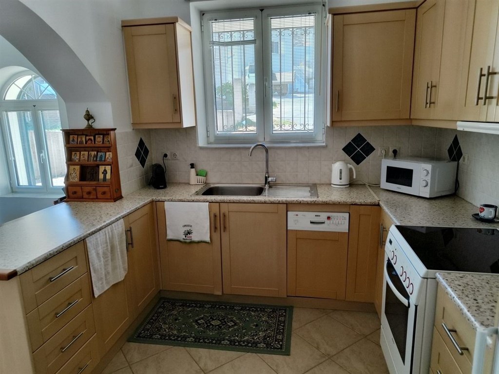 na-prodej-tradicni-vila-s-upravenou-zahradou-kreta-recko