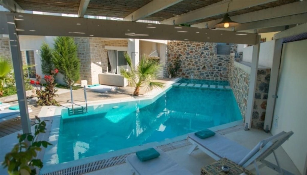 na-prodej-nadherna-vila-s-bazenem-a-zahradou-kreta-recko