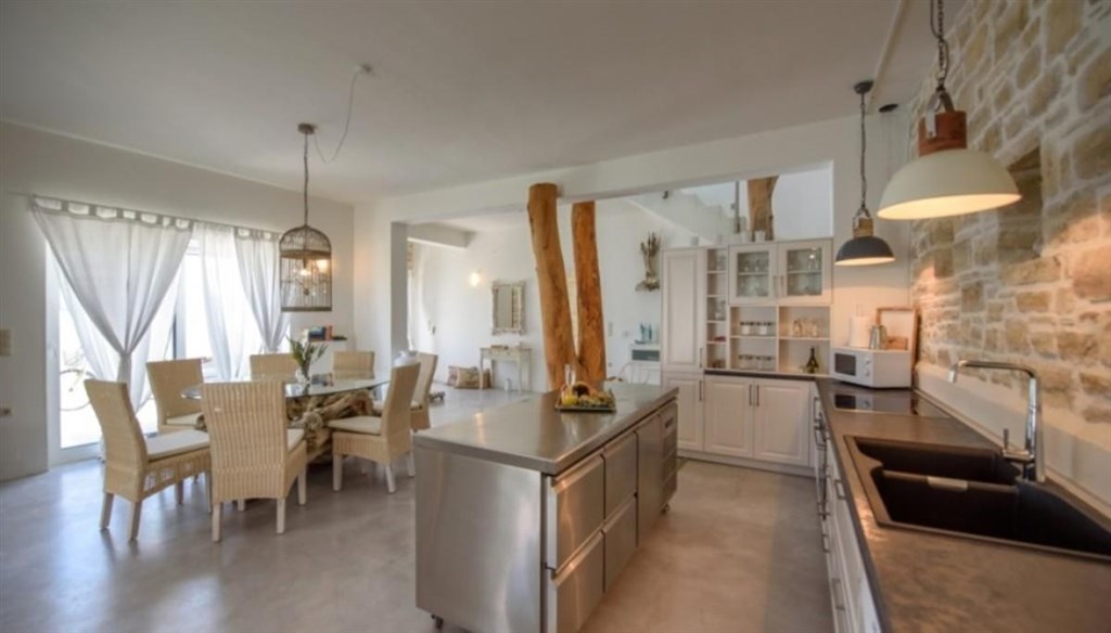 na-prodej-nadherna-vila-s-bazenem-a-zahradou-kreta-recko