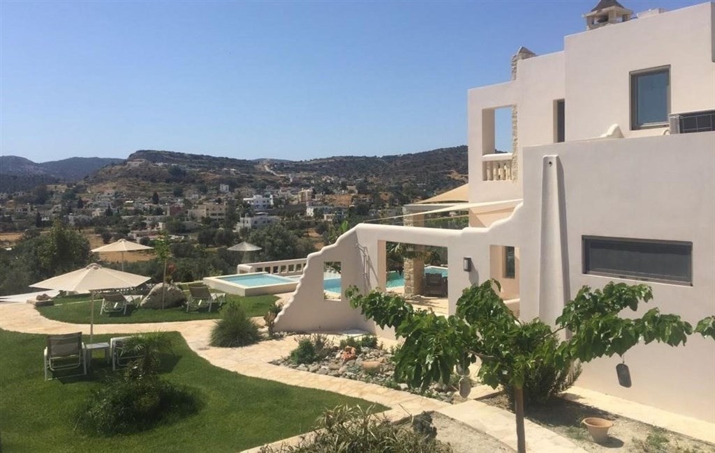 na-prodej-moderni-vila-s-velkou-zahradou-a-bazenem-kreta-recko