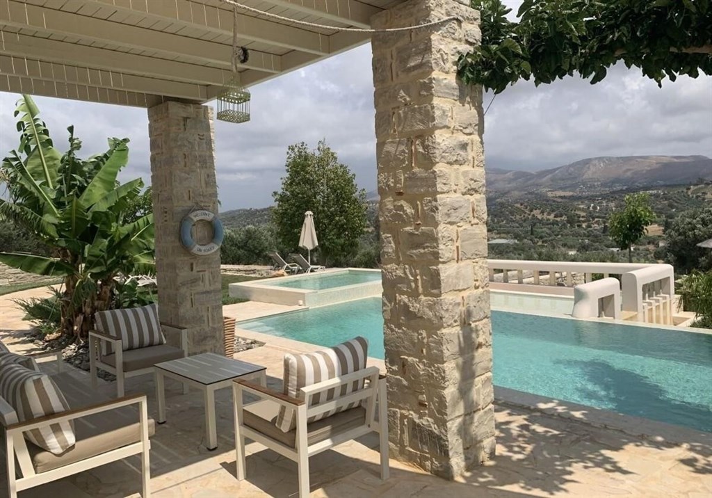 na-prodej-moderni-vila-s-velkou-zahradou-a-bazenem-kreta-recko