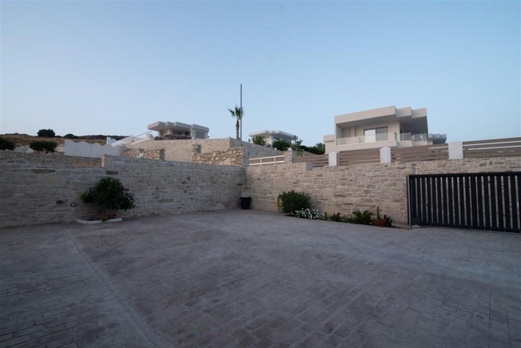 na-prodej-nova-moderni-vila-blizko-more-a-plaze-kreta-recko