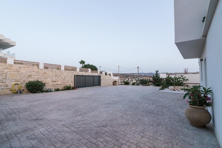 na-prodej-nova-moderni-vila-blizko-more-a-plaze-kreta-recko