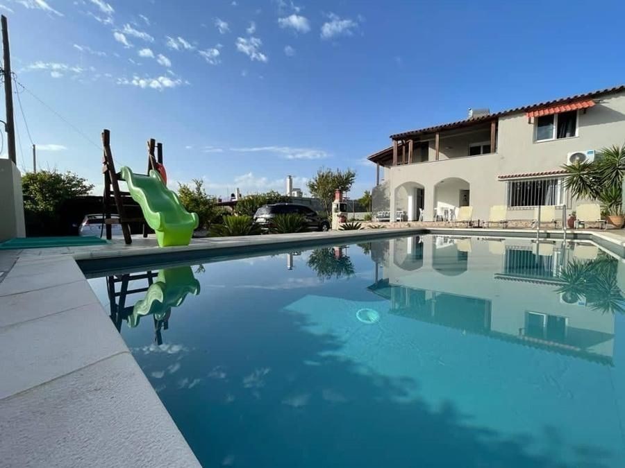 na-prodej-moderni-vila-s-bazenem-a-vyhledem-na-more-kreta-recko