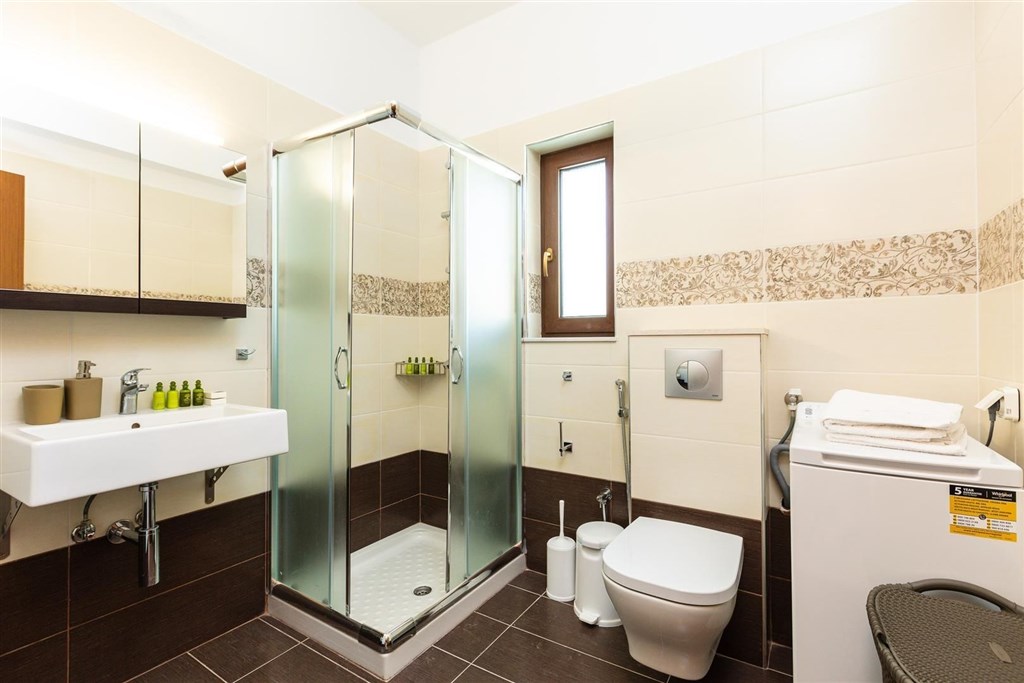 moderni-dum-v-rustikalnim-duchu-a-s-bazenem-kreta-recko