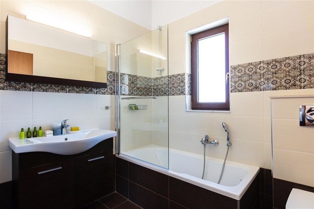 moderni-dum-v-rustikalnim-duchu-a-s-bazenem-kreta-recko