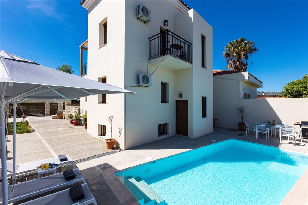 moderni-dum-v-rustikalnim-duchu-a-s-bazenem-kreta-recko