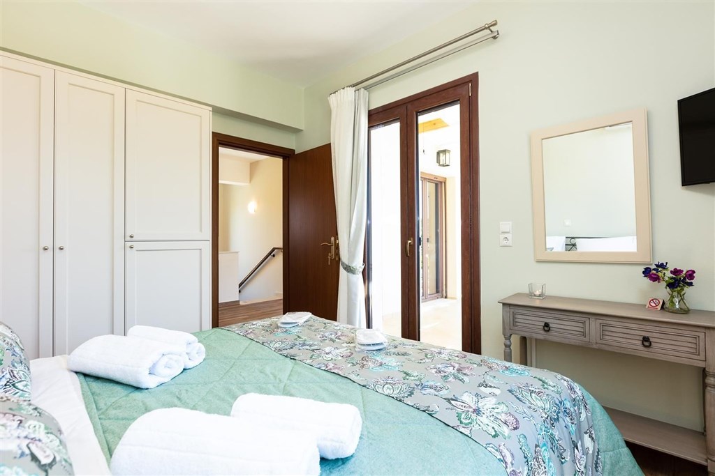 moderni-dum-v-rustikalnim-duchu-a-s-bazenem-kreta-recko