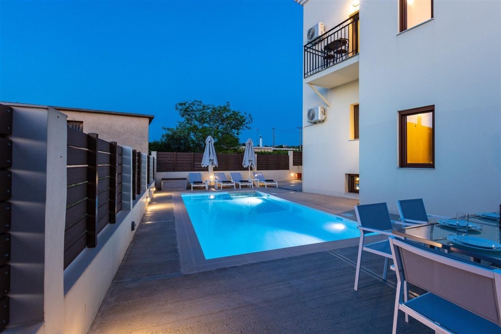 moderni-dum-v-rustikalnim-duchu-a-s-bazenem-kreta-recko