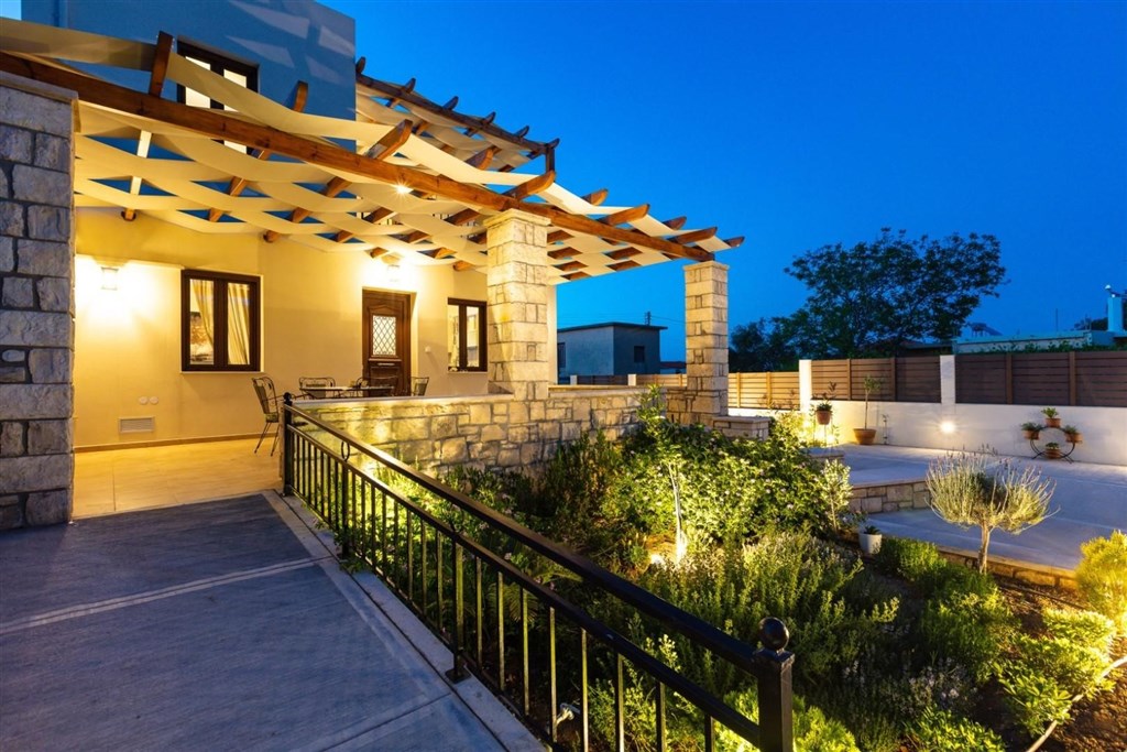 moderni-dum-v-rustikalnim-duchu-a-s-bazenem-kreta-recko