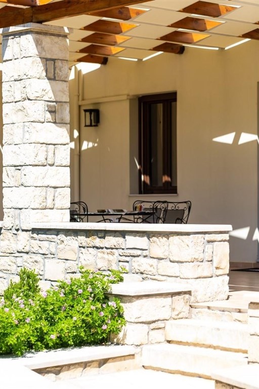 moderni-dum-v-rustikalnim-duchu-a-s-bazenem-kreta-recko