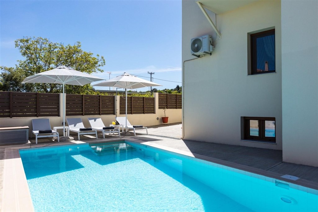 moderni-dum-v-rustikalnim-duchu-a-s-bazenem-kreta-recko