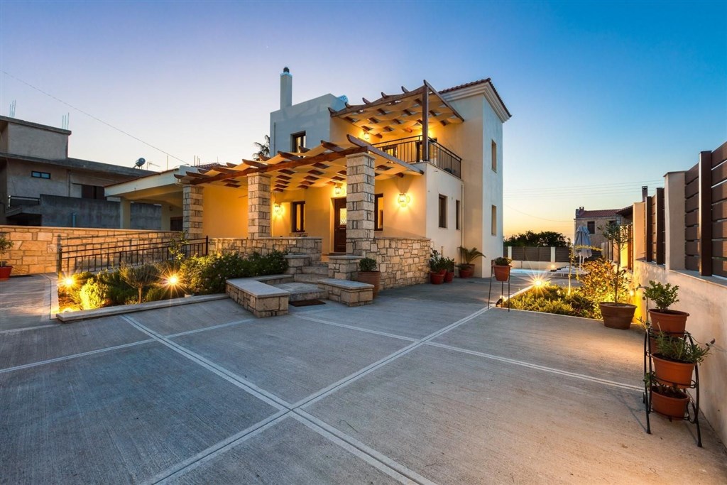 moderni-dum-v-rustikalnim-duchu-a-s-bazenem-kreta-recko